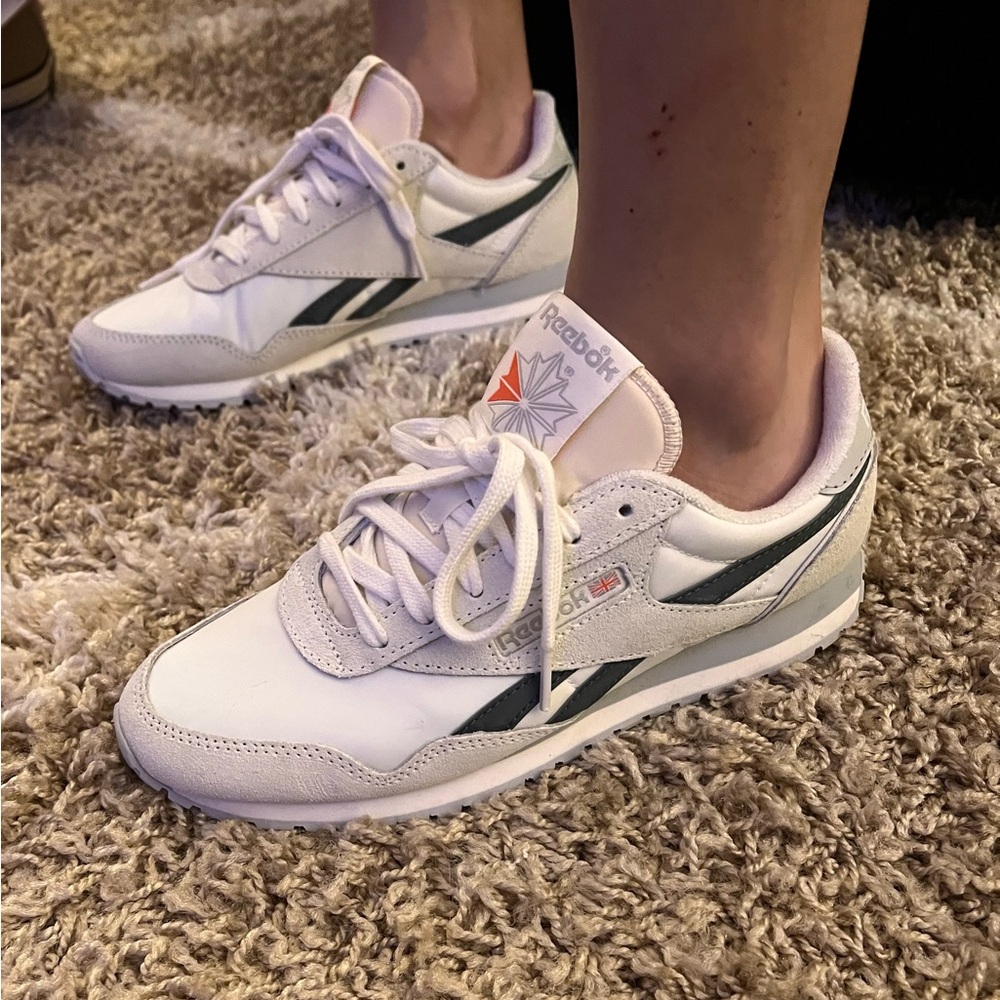 Reebok Classic AZ. Great condition! Women’s 8.5.